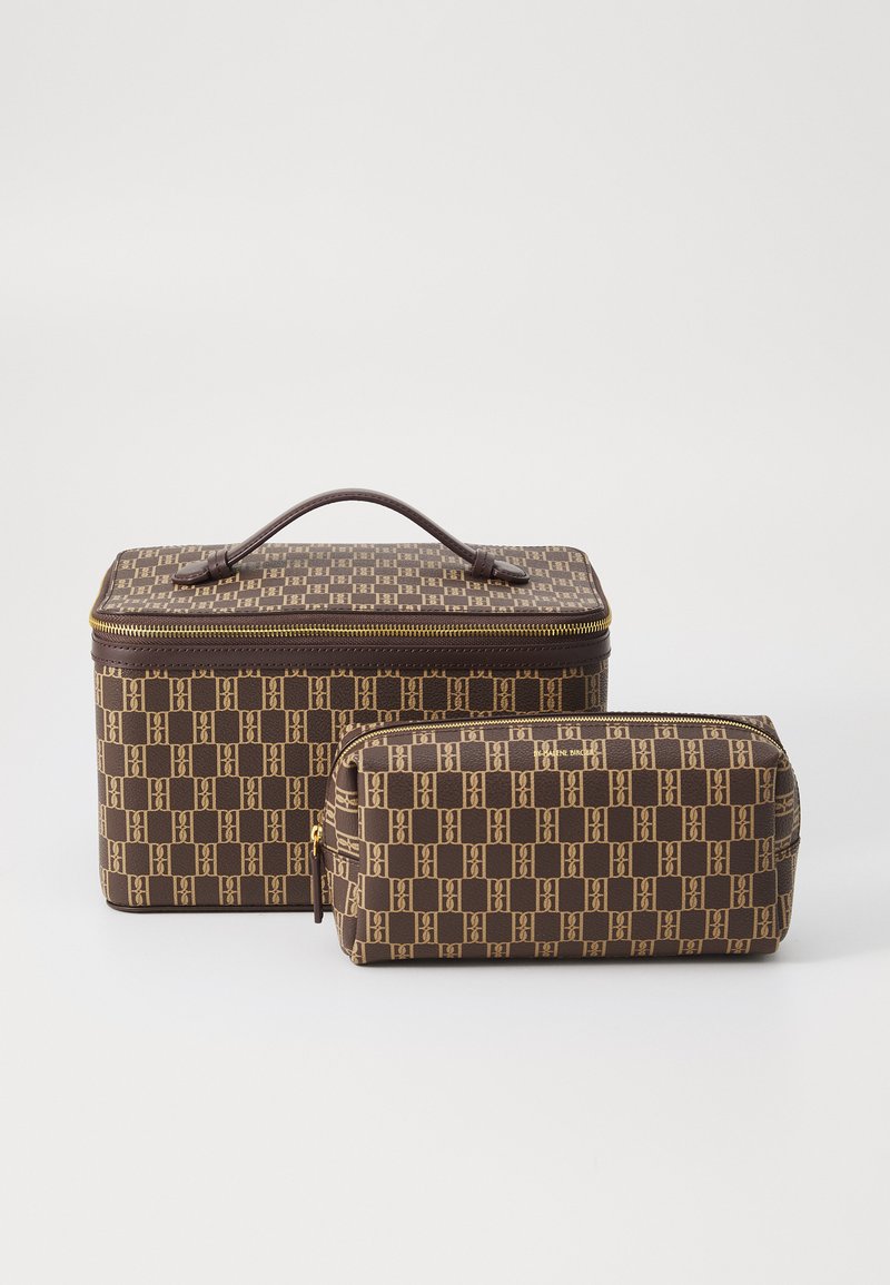 Pruun mustriga kosmeetikatootede kottide komplekt, mis sisaldab suuremat ristkülikukujulist kotti, millel on ülemine käepide, ja väiksemat kotti, mõlemad lukuga suletavad.