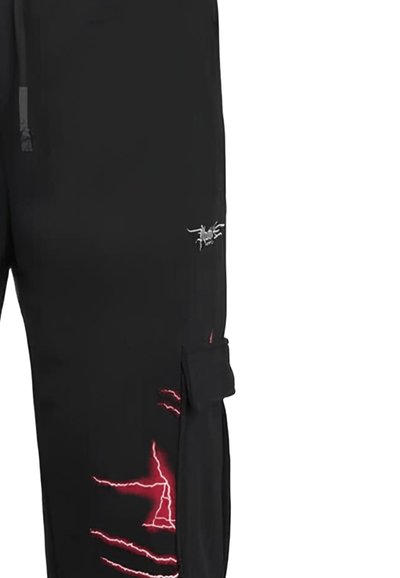 Pantaloni cargo neri con stampa di fulmini rossi e una tasca laterale. Presentano un logo sottile in argento. Realizzati in tessuto durevole con una superficie liscia.