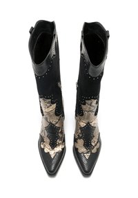 Botas de tobillo negras y topo con puntera afilada, textura de ante y estampado de serpiente, tachuelas decorativas y un diseño único con bordes irregulares.