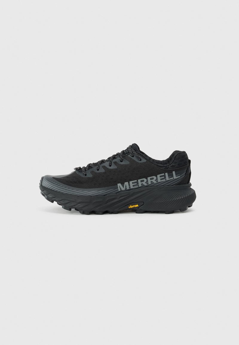 Bottine de course noire avec un dessus en mesh texturé, des lacets plats et une semelle extérieure en caoutchouc épais présentant des motifs de crampons agressifs. Logo Merrell en gris.