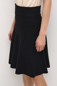 Jupe évasée noire en tissu texturé avec une taille haute. L'ourlet est ondulé et elle possède une ceinture lisse et ajustée.