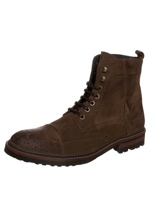 Brązowy zamszowy botek za kostkę na sznurowadła z detalami brogue, dwoma metalowymi oczkami na górze oraz podeszwą warstwową z bieżnikiem.