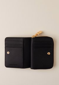 Portefeuille en cuir noir ouvert montrant plusieurs emplacements pour cartes et une fermeture éclair dorée avec tirette sur un fond neutre.