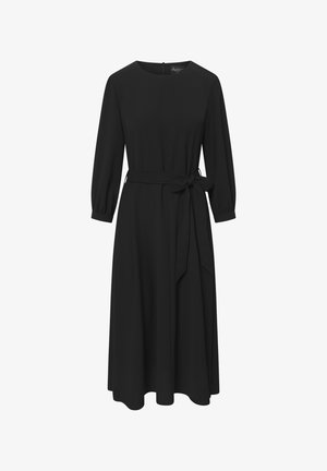 Čierne dlhé šaty s dlhým rukávom, okrúhlym výstrihom, so zaväzovacím pásom a splývavou sukňou. Vyrobené z hladkého materiálu s čistým dizajnom a bez viditeľných vzorov.