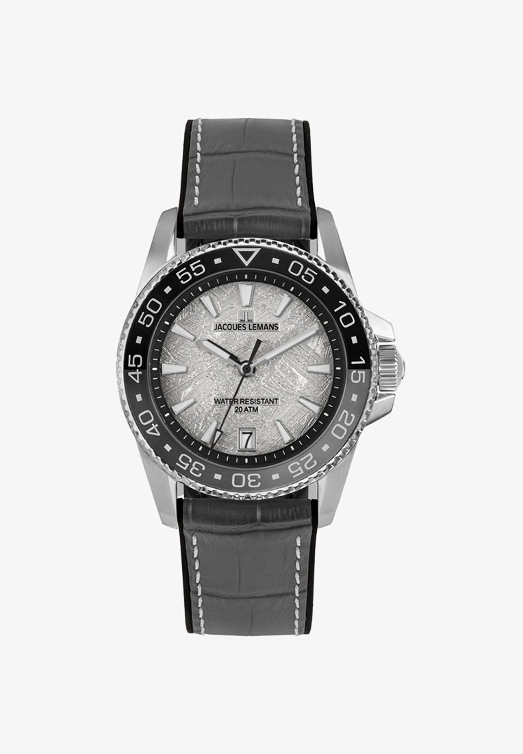 Orologio in acciaio inossidabile con quadrante testurizzato argento, bezel unidirezionale nero e cinturino in pelle grigia con cuciture bianche. Impermeabile fino a 20 ATM.