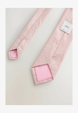 Rozā kaklasaites ar lapu rakstu, ar gludu tekstūru un vienkrāsainu rozā odere. Gali ir sašaurināti un precīzi sašūti.