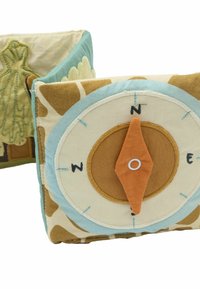 Stofpung med et kompasdesign, der har cirkulære motiver, en orange pil og jordfarver, herunder brun, beige og blå nuancer.
