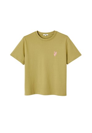 T-shirt vert olive clair à manches courtes avec col rond et petite broderie rose de deux mains tenant une plante sur le côté gauche de la poitrine.