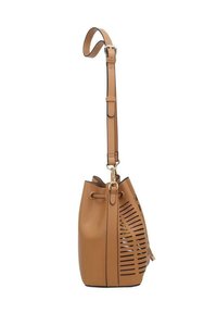 Borsa a secchiello in cuoio tan con design a ritaglio su un lato, f hardware dorato, tracolla regolabile e chiusura a coulisse.