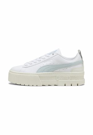 Weiße Ledersneaker mit hellblauen Akzenten, dickem Plateausohle, abgerundeter Spitze und traditionellem Schnürdesign. Puma-Logo an der Seite.