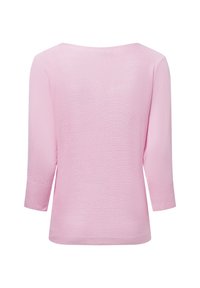 Lichtroze gebreide sweater met driekwartmouwen, gestructureerd patroon, ronde halslijn en geribde manchetten en zoom. Zacht, lichtgewicht materiaal.