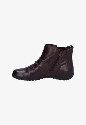 Burgunderfarbene Leder-Stiefelette mit Reißverschluss, gerafften Details an der Seite und einer flexiblen Gummisohle mit strukturiertem Grip.