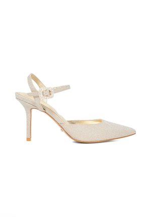 Escarpin à bout pointu et talon aiguille en beige avec un éclat texturé, bride ajustable décorative, talon aiguille fin, accents dorés.