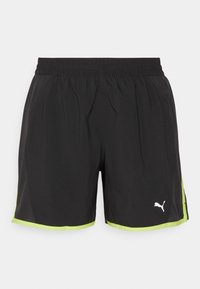Pantalones cortos deportivos negros con una cintura elástica, con un ribete verde, paneles laterales de malla y un logo blanco de Puma en la parte inferior de la pierna izquierda.