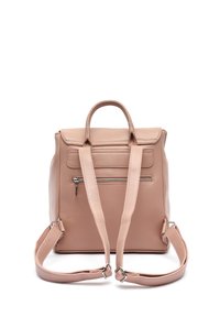 Šviesiai rožinės spalvos odinė kuprinė su viršutine rankena, reguliuojamomis petnešomis, priekinėmis užtrauktuku užsegamomis kišenėmis ir struktūrizuotu dizainu. Visame paviršiuje lygi tekstūra.