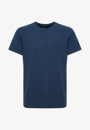 Tengerés kék pamut póló, kerek nyakú, rövid ujjú, bal mellején zsebbel. Textúrált, bordázott anyaggal rendelkezik.