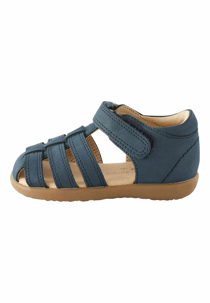 Blaue Ledersandale mit mehreren Riemen, offener Zehenpartie, verstellbarem Klettverschluss und einer gepolsterten beigen Innensohle mit Gummisohle.