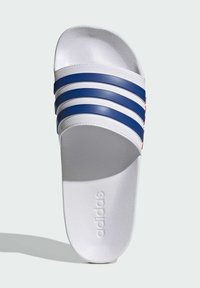 White slide sandal with three navy blue stripes and red accents. Textured upper and logo embossed on sole. Simple, open design for easy wear.