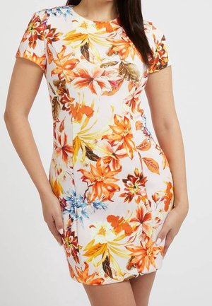 Figurbetontes Kurzarmkleid mit lebendigem, großem Blumenmuster in Orange, Gelb und Blau auf weißem Hintergrund, getragen von einer Frau.