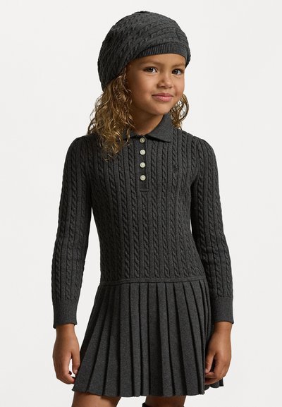 Adīts tumši pelēks kleitas ar garām piedurknēm, ribota apkakle, piecu pogu atvērums un krokains svārki; modeles galvā atbilstīga teksturēta cepure.