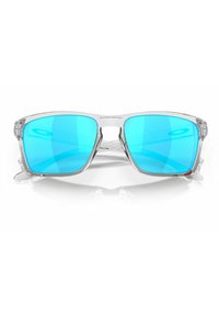 Gafas de sol con montura transparente y lentes espejados azules. Forma cuadrada con acentos metálicos y patillas resistentes. Textura suave en toda la superficie.