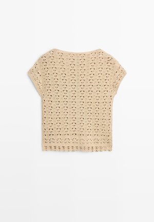Top beige a manica corta lavorato a uncinetto con orlo smerlato e motivo traforato, disteso su sfondo bianco.