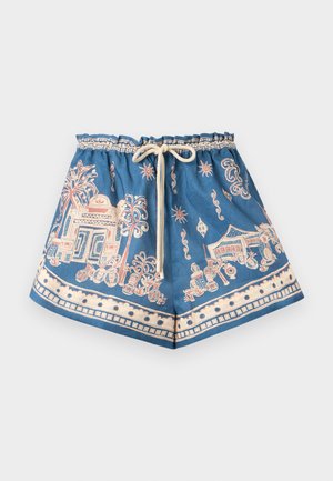 Blauwe korte broek met elastische tailleband en wit trekkoord, met beige en roze ingewikkelde patronen van gebouwen, bomen en decoratieve motieven.