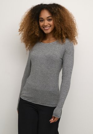 Maglietta a maniche lunghe a righe bianche e nere con scollo rotondo, vestibilità slim e texture morbida. Abbinate a pantaloni neri.