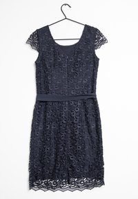 Robe en dentelle bleu marine avec découpes florales et circulaires, manches courtes, décolleté en V et une ceinture en tissu à la taille. L'ourlet présente des bords festonnés.