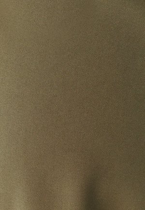 Rjavo teksturirano blago s fino diagonalno tkanino, ki ima gladko površino in rahel sijaj, primerno za različne tekstilne uporabe.