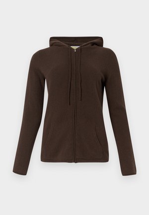 Brun hættetrøje med lynlås, der har snor i hætten, lange ærmer, sidelommer og en blød tekstur. Designet er enkelt og funktionelt.