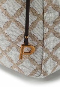 Gestructureerde tas in lichtgrijs en beige met een geometrisch patroon. Voorzien van gouden hardware en een brown leren ritssluiting met een logo charm.