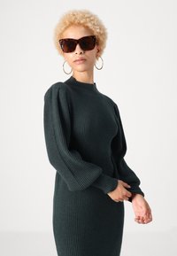 ONLY Petite ONLKATIA DRESS - Vestido de malha - june bug
