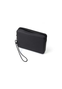 Pochette noire à fermeture éclair avec une surface texturée, dotée d'une bandoulière et d'un logo en relief. Forme rectangulaire, fabriquée à partir de matériel durable.