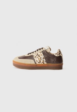 Des baskets en cuir avec une palette de couleurs beige et marron, accentuées par un imprimé léopard sur le côté et une semelle en caoutchouc texturé.