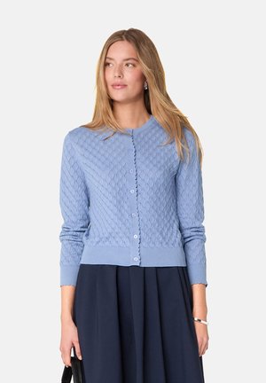 Lichtblauwe gebreide cardigan met diamantstructuur, ronde hals en golvende zoom. Voorzien van knoppen aan de voorkant en geribbelde manchetten.