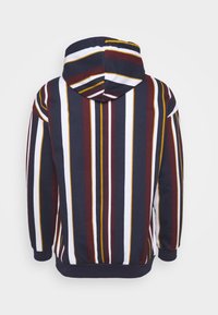 Felpa con cappuccio caratterizzata da strisce verticali in blu navy, bianco, bordeaux e senape. Tessuto morbido, polsini e orlo a costine. Vista posteriore mostrata.