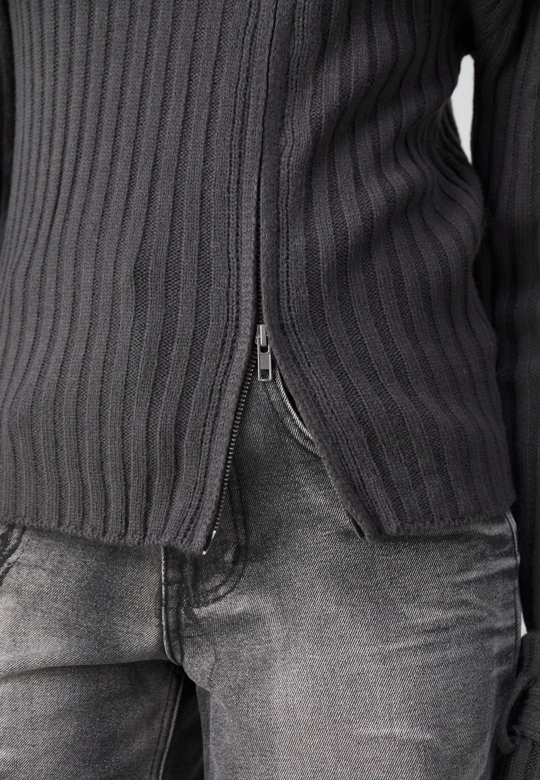 Jaded London カーディガン Jaded London Off-The-Shoulder Zip-Up Cardigan | Urban Outfitters