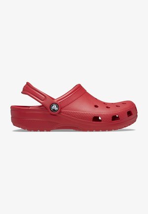 Sabot léger rouge avec des trous de ventilation et une bride de talon réglable, conçu pour un usage décontracté et le confort.