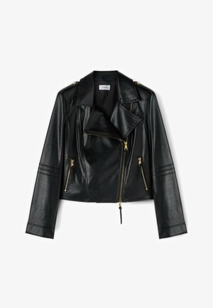 Chaqueta de motorista de cuero sintético negro con cremallera dorada asimétrica, dos bolsillos frontales con cremallera, hombreras y detalles de costuras en las mangas.