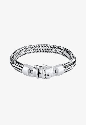 Silbernes geflochtenes Armband mit einem Verschluss, der den Markennamen "Kuzzoi" trägt. Das Design ist strukturiert und hat ein dreidimensionales Erscheinungsbild.