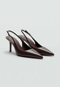 Pantofole slingback din piele maro, cu bot ascuțit, finisaj lucios, curea ajustabilă și toc subțire, înalt. Textură netedă, cu un design minimalist.