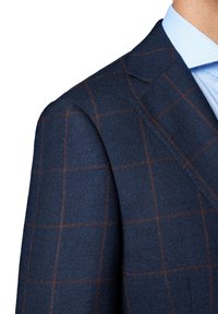 Granatowa marynarka wełniana z subtelnym brązowym wzorem w kratę, z klapami w kształcie litery notched i wyraźnie zarysowanymi ramionami, odpowiednia na formalne okazje.
