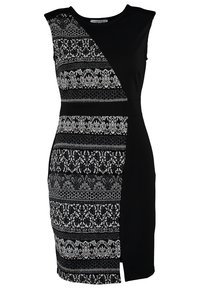 Robe noire au design ajusté, ornée de motifs et de textures en dentelle blanche sur un côté, d'une taille ceinturée contrastante et d'une coupe sans manches.