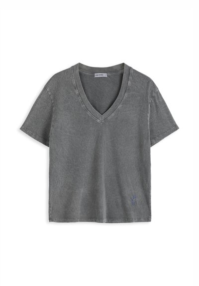 T-shirt gris à manches courtes avec col en V, texture délavée et petit logo bleu brodé près de l'ourlet inférieur sur fond blanc.