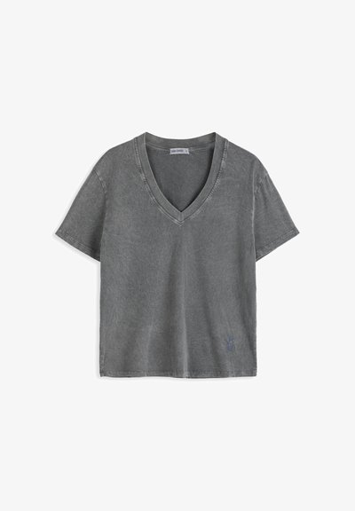 T-shirt gris à manches courtes avec col en V, texture délavée et petit logo bleu brodé près de l'ourlet inférieur sur fond blanc.