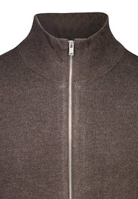 Maglione marrone con zip, dalla texture a coste e colletto alto, caratterizzato da una cerniera argentata che corre lungo il centro.