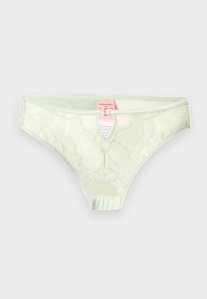 Svetlo zelené krajkové bikinové nohavičky s kvetinovými vzormi, saténovou lemovkou a ružovou veľkostnou štítkou v páse na svetlom jednofarebnom pozadí.