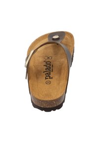 Braune Sandalen mit einem Korkfußbett und strukturiertem Profil, ausgestattet mit einem dunkelbraunen Riemen mit einem silbernen Akzent. Das Design ist offen an den Zehen.