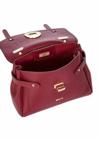 Sac à main en cuir rouge avec une finition texturée, quincaillerie dorée, fermeture à rabat et double anses. L'intérieur est spacieux avec une étiquette de marque.